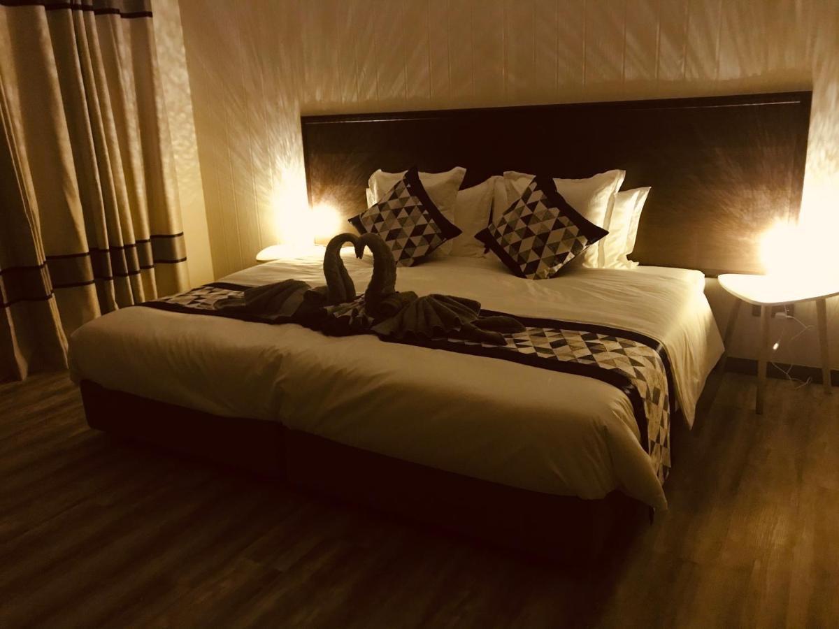 Shun Shun Water Bungalows Hotel เซมปอร์นา ภายนอก รูปภาพ