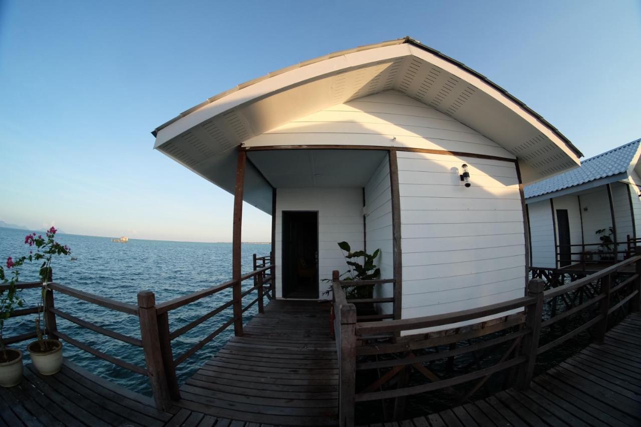 Shun Shun Water Bungalows Hotel เซมปอร์นา ภายนอก รูปภาพ
