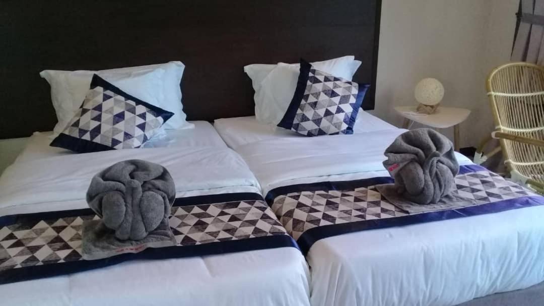 Shun Shun Water Bungalows Hotel เซมปอร์นา ภายนอก รูปภาพ